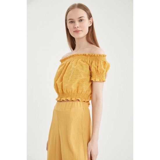 Kadın Sarı Carmen Yaka Brode Detaylı Balon Kollu Crop Bluz