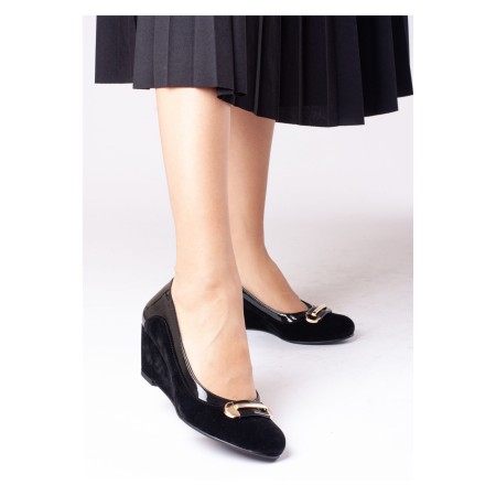Siyah Süet Rugan Dolgu Topuk Toka Detaylı Klasik Topuklu Ayakkabı 5 Cm